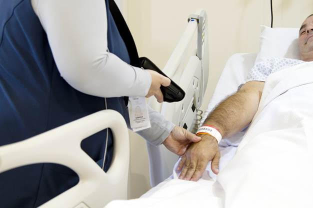 Hospital Santa Cruz inicia implantação da checagem beira-leito eletrônica no setor de internação